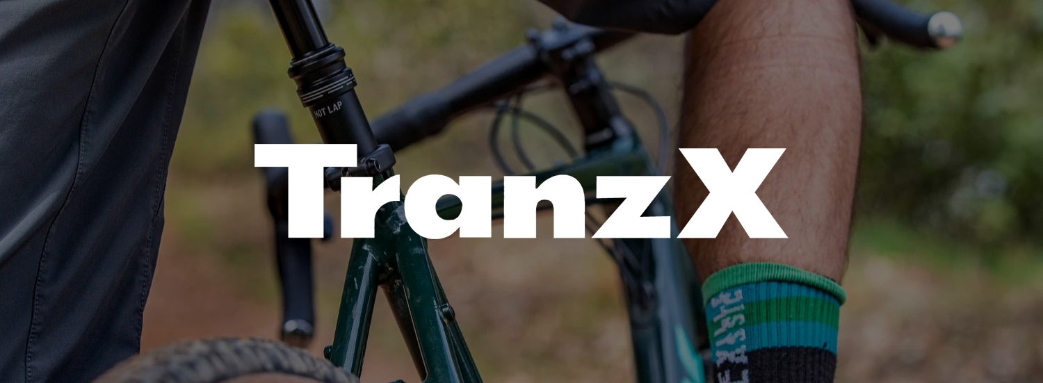 Vyras sėdintis ant dviračio fone