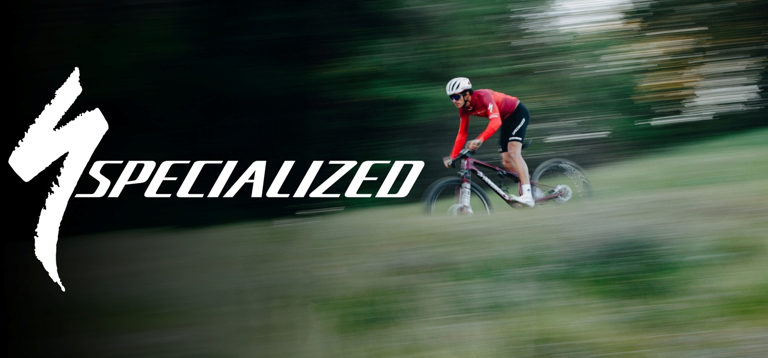 Žmogus važiuojantis MTB dviračiu per pievą