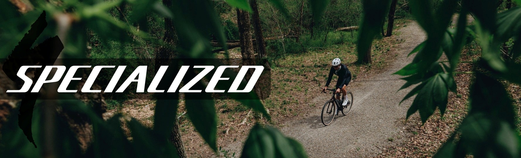 Vyras važiuojantis gravel dviračiu miške