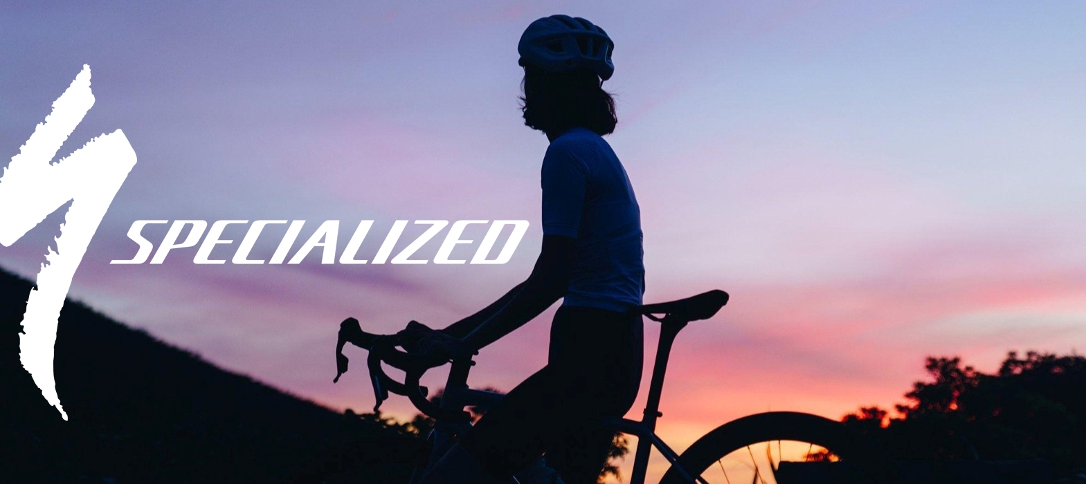 Dviratininko siluetas leidžiantis saulei