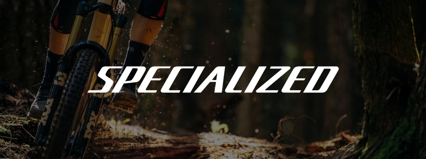 Vyro važiuojančio su MTB dviračiu nuo kalno kojų fragmentas