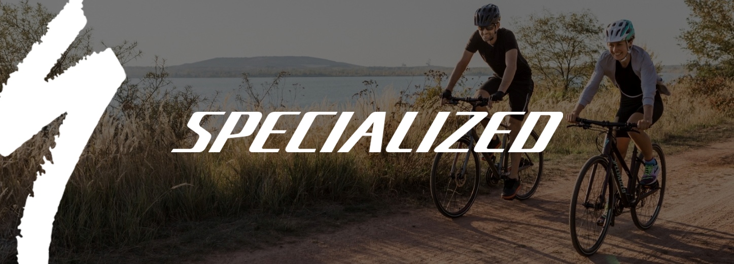 Vyras su moterimi važiuoja dviračiais