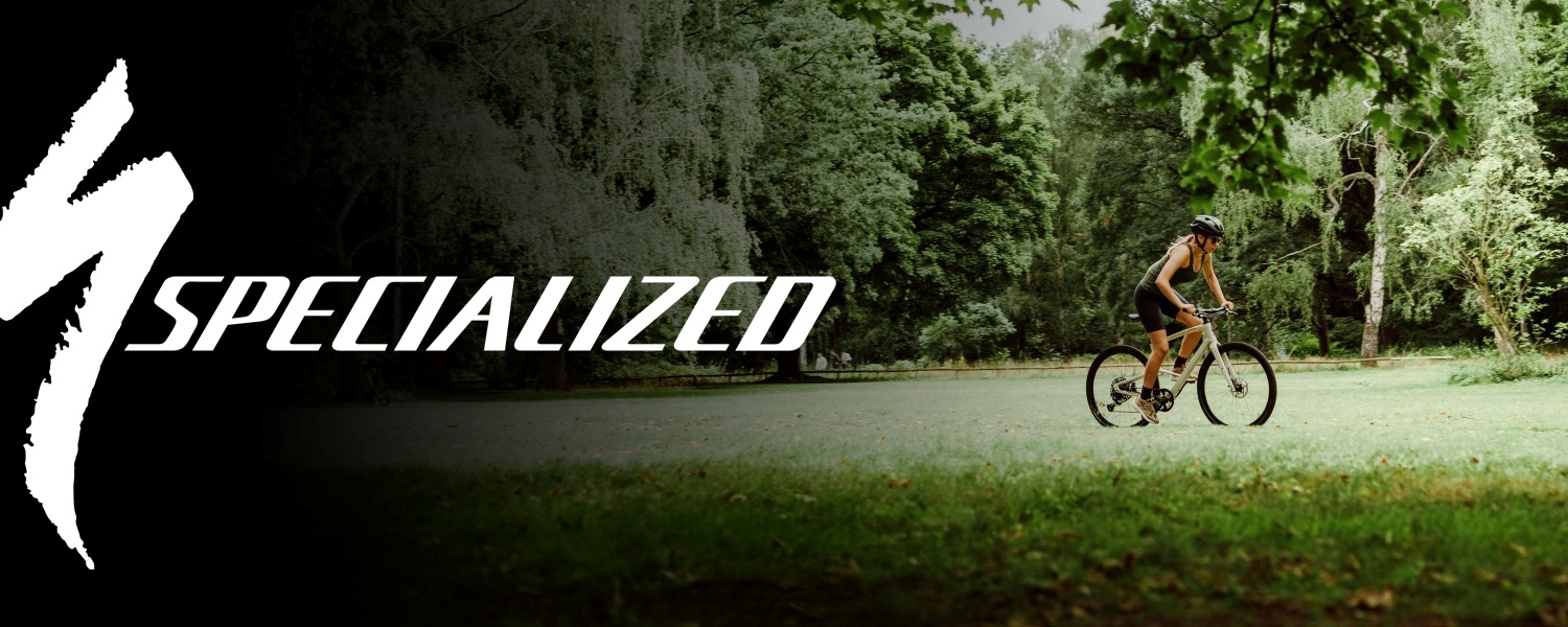 Moteris parke važiuojanti dviračiu