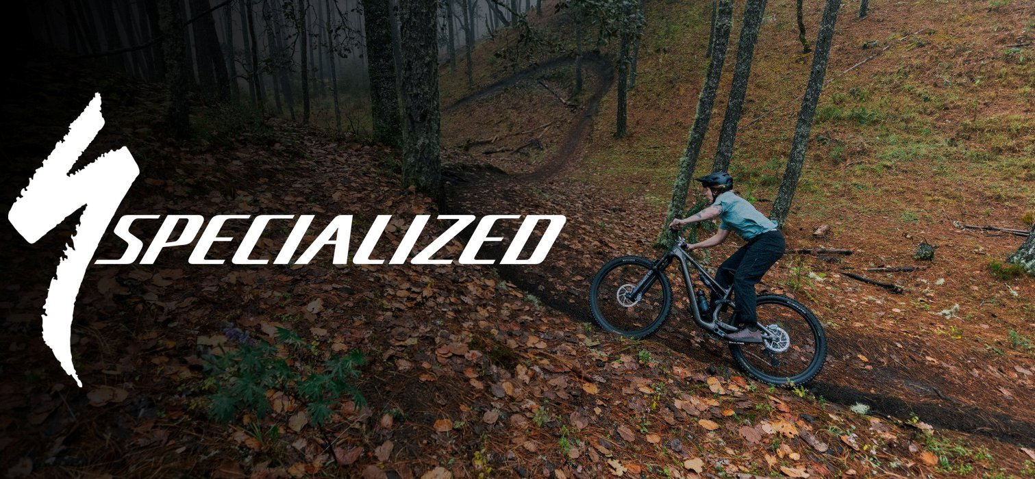 Vyras važiuojantis MTB dviračiu miške