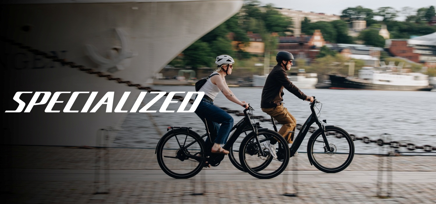 Du žmonės važiuojantys elektriniais dviračiais