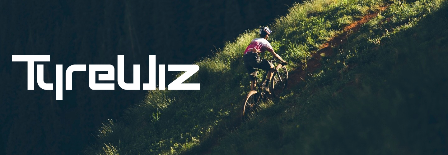 Dviratininkas važiuojantis MTB dviračiu kalnuose